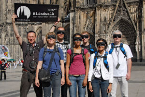 Blindwalkgruppe vor den Kölner Dom