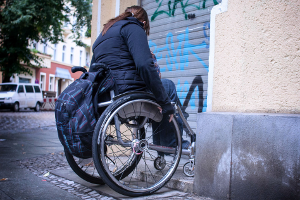 Rollstuhlfahrer stehen oft vor Hürden